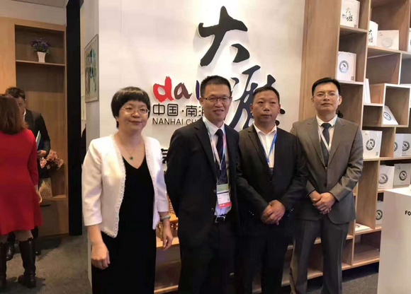 南海區(qū)委常委伍志強(qiáng)、大瀝鎮(zhèn)鎮(zhèn)長(zhǎng)黃偉明等視察大瀝全鋁家居香港館