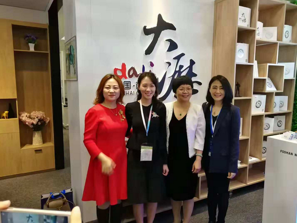 南海區(qū)委常委伍志強(qiáng)、大瀝鎮(zhèn)鎮(zhèn)長(zhǎng)黃偉明等視察大瀝全鋁家居香港館