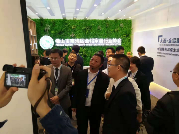 南海區(qū)委常委伍志強(qiáng)、大瀝鎮(zhèn)鎮(zhèn)長(zhǎng)黃偉明等視察大瀝全鋁家居香港館