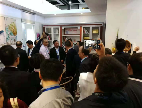 南海區(qū)委常委伍志強(qiáng)、大瀝鎮(zhèn)鎮(zhèn)長(zhǎng)黃偉明等視察大瀝全鋁家居香港館