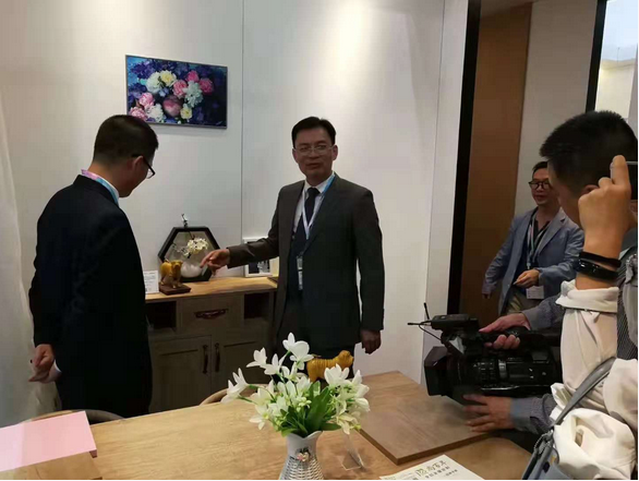 南海區(qū)委常委伍志強(qiáng)、大瀝鎮(zhèn)鎮(zhèn)長(zhǎng)黃偉明等視察大瀝全鋁家居香港館