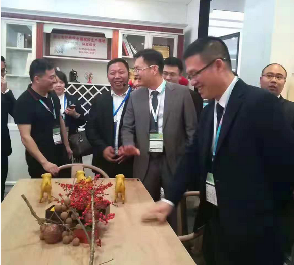 南海區(qū)委常委伍志強(qiáng)、大瀝鎮(zhèn)鎮(zhèn)長(zhǎng)黃偉明等視察大瀝全鋁家居香港館