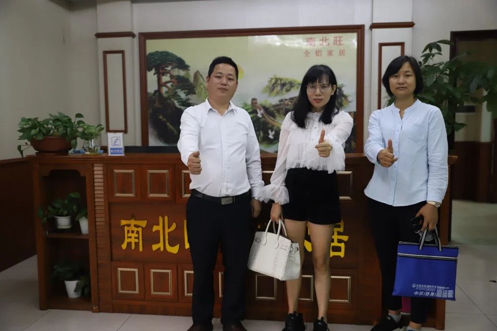 歷經(jīng)7載的細心耕耘，南北旺鋁家居不僅擁有完整產(chǎn)業(yè)鏈條（擠壓、氧化、噴涂、木紋、倉儲等）和設(shè)計研發(fā)能力強（有多項實用新型專利產(chǎn)品），在疫情當下的今年還實現(xiàn)鋁型材銷量穩(wěn)步增長的“奇跡”！  近日，佛山市南海區(qū)全鋁家居行業(yè)協(xié)會秘書長龐宴冰帶領(lǐng)秘書處，走訪了副會長單位（南北旺），與黃彬總經(jīng)理就企業(yè)現(xiàn)狀、品牌打造、行業(yè)走向等深入交流。