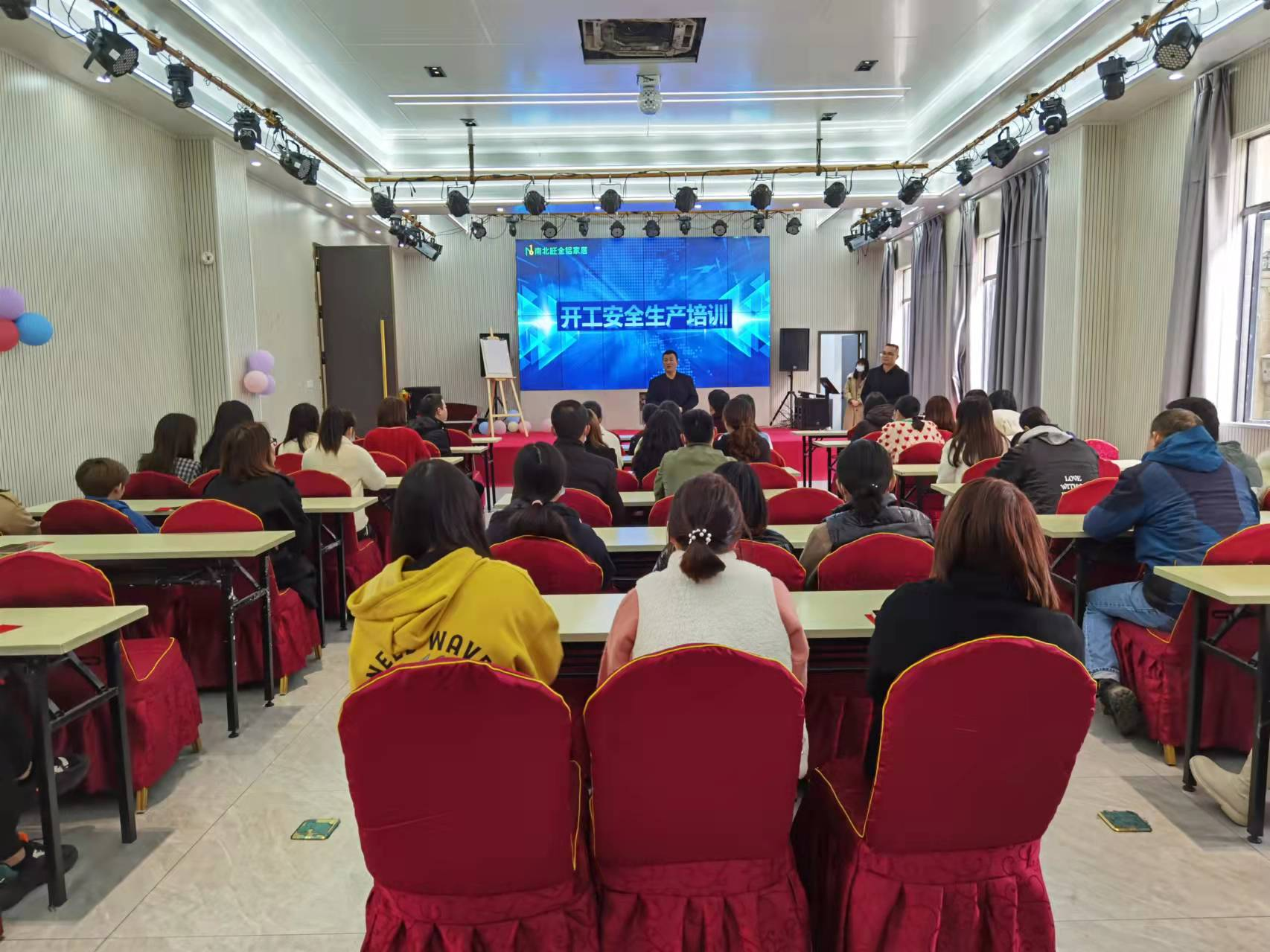 安全生產(chǎn)事關(guān)企業(yè)發(fā)展及職工生命安全，在開工動(dòng)員會(huì)議上，企業(yè)的安全生產(chǎn)管理人也為全體職工上了一堂安全生產(chǎn)培訓(xùn)課