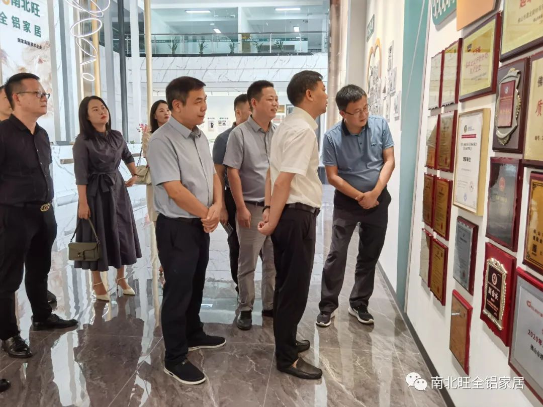 參觀企業(yè)榮譽展區(qū)